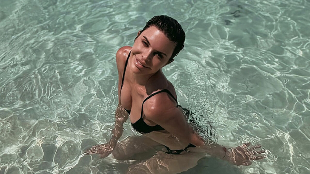 Lisa Rinna & Harry Hamlin Recreate Kylie Jenner Beach Photos